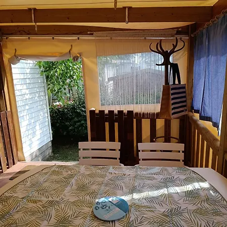 Mobile Pres De La Camping