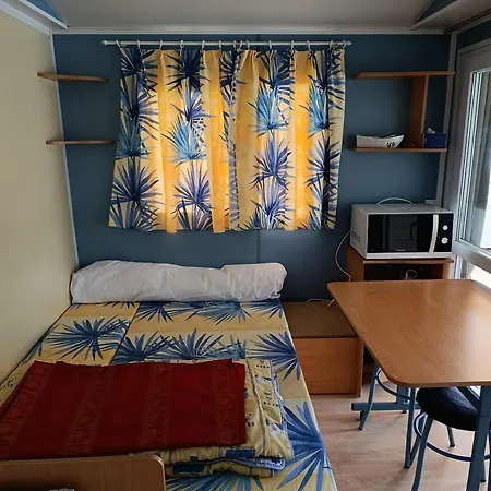 Mobile Pres De La Camping